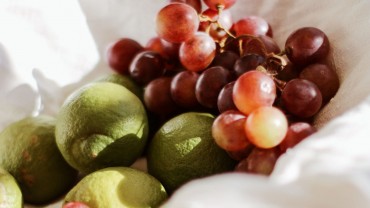 grapes_lime_fruit_189409_3840x2160