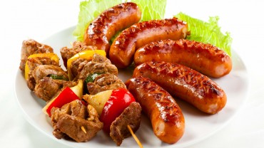 kebabs_sausages_herbs_plate_white_background_79163_3840x2160